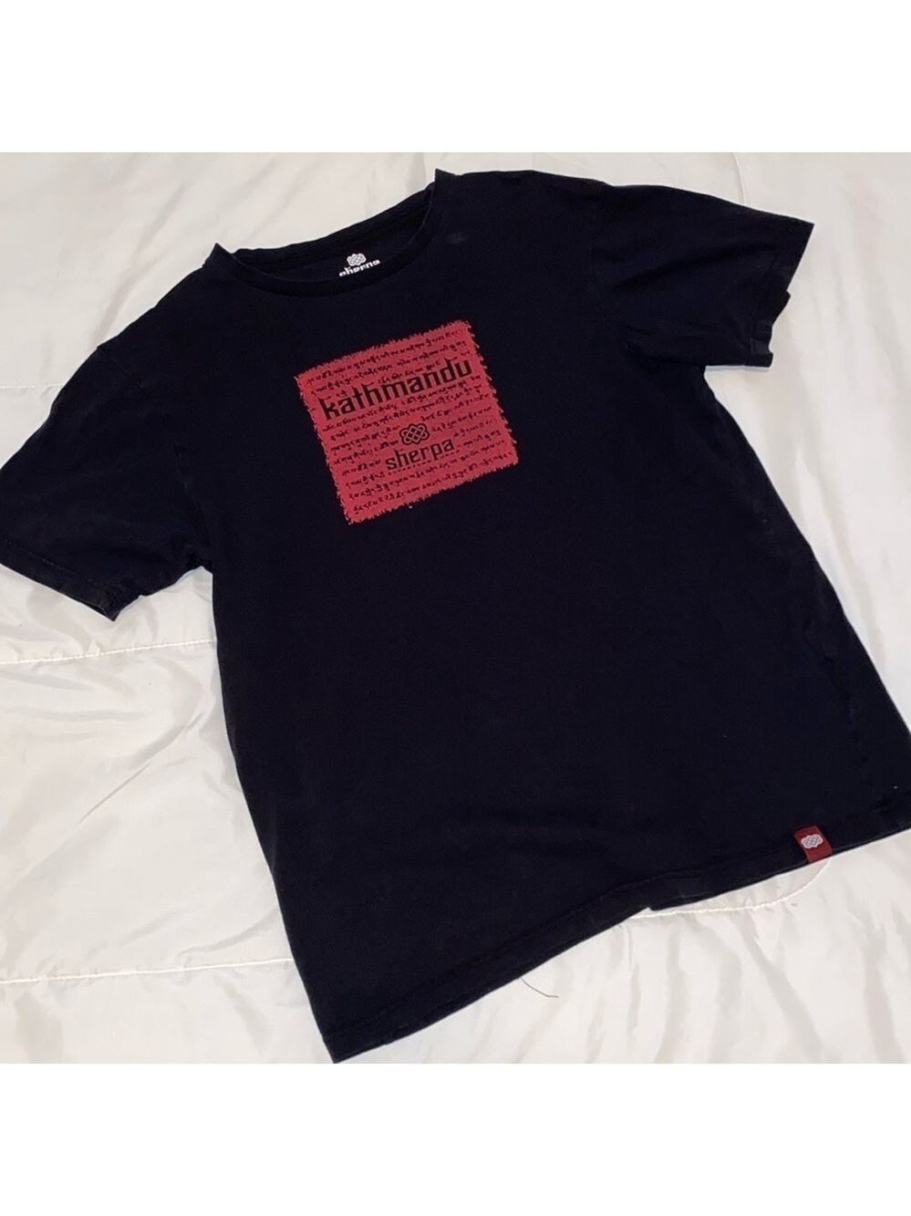 Sherpa - adventure gear black Tshirt